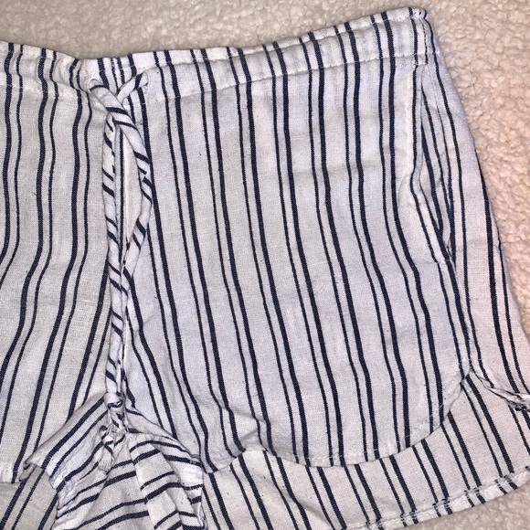 BRANDY MELVILLE STRIPED SHORTS ✨ - Picture 4 of 4